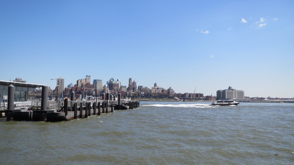 Pause zum Sonne-Tanken am East River