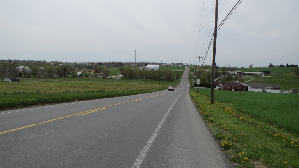 Typisches Bild auf der Route 23: Links und rechts Farmen, meist bewirtschaftet von den Amish