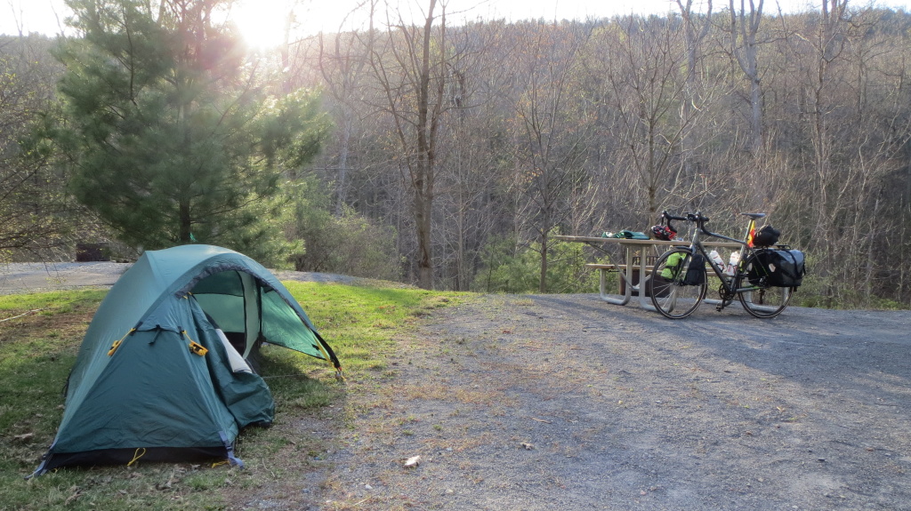 Mein Schlafplatz für die Nacht: Ganz offiziell auf dem Campingplatz, wobei neben mir noch zwei Wohnwagen Platz gefunden hätten