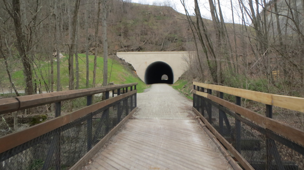 Für den Radweg wurden sogar extra Brücken gebaut oder umfunktioniert und Tunnel gegraben