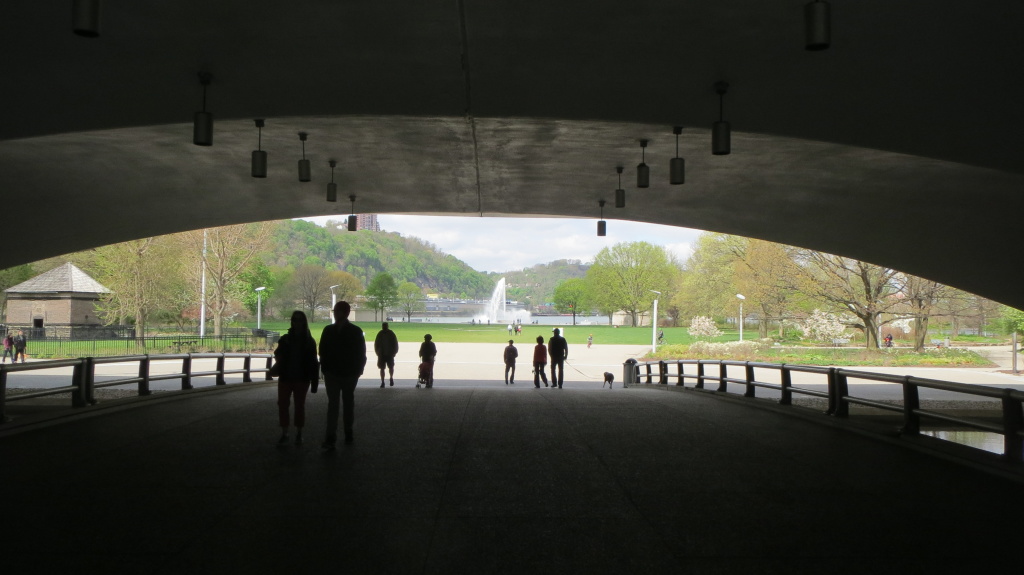 Hinter der Fontäne entspringt der Ohio River