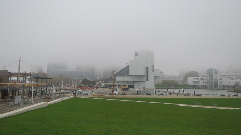 Blick von der Marina auf Downtown. Im Vordergrund: Links das Museum of Rock'n'Roll, rechts das Science Center der NASA (für das mir der Eintritt zu teuer war)
