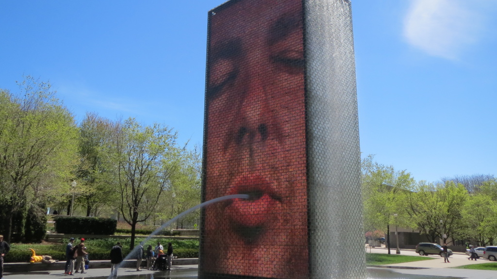 Die Crown Fountain ist eine Mischung aus Brunnen und Video-Installation