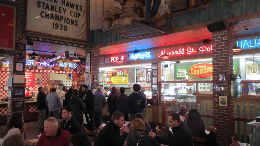 Pures Chicago-Feeling und klassische Hot Dogs im Urgestein "Portillos"