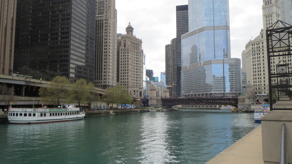 Darf auch direkt am Chicago River nicht fehlen: Eins von Trumps riesigen Aushängeschildern