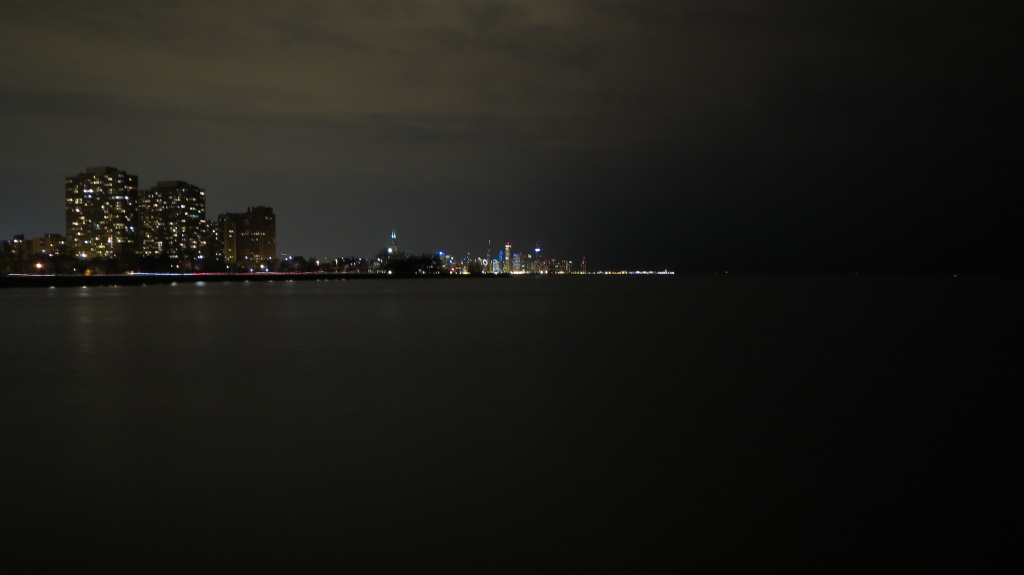 Fantastischer Ausblick von Hyde Park auf Chicago bei Nacht