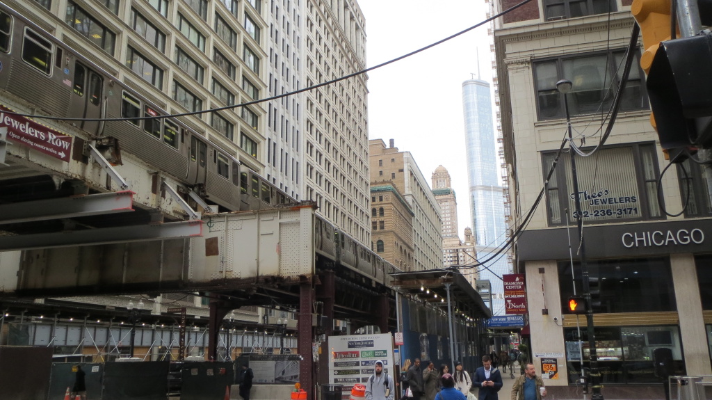 Die "L-Train"-Züge durchfahren Chicagos Downtown auf einer Hochbahn einmal im Kreis