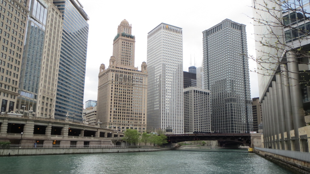 Selbst bei grauem Wetter bleiben die Wolkenkratzer am Chicago River eindrucksvoll