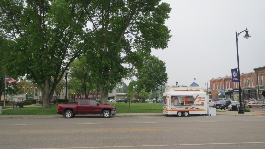 Kurze Pause in Rushville - mit einem hier für Kleinstädte typischen Stadtzentrum