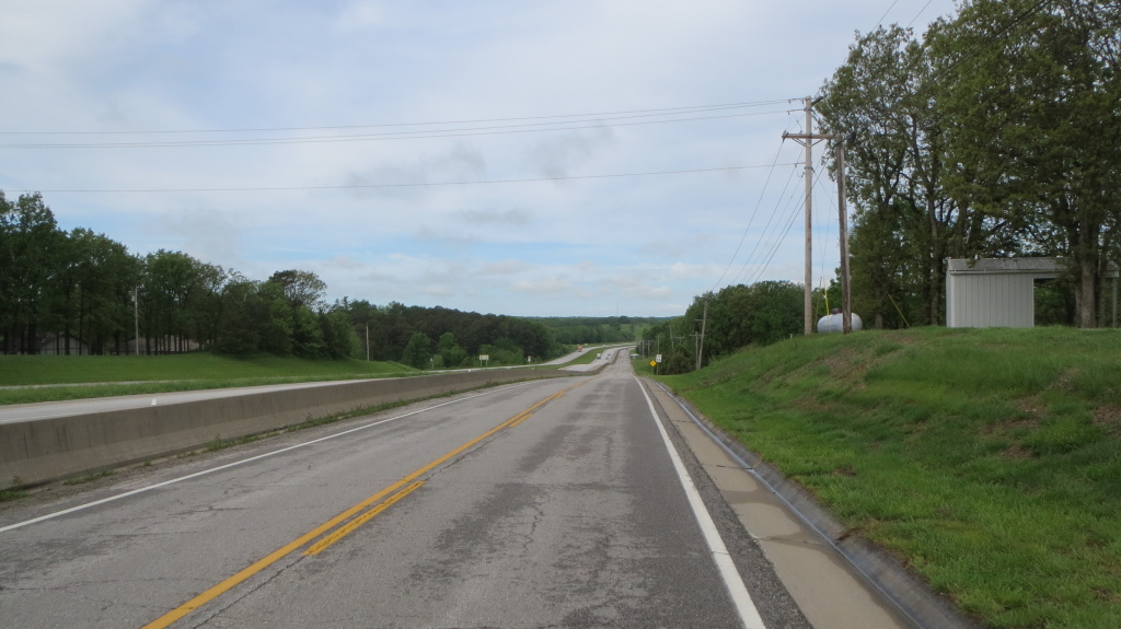 Auf der parallel zum Highway verlaufenden Nebenstraße ließ es sich entspannt fahren. Leider war das nur ein kurzes Vergnügen