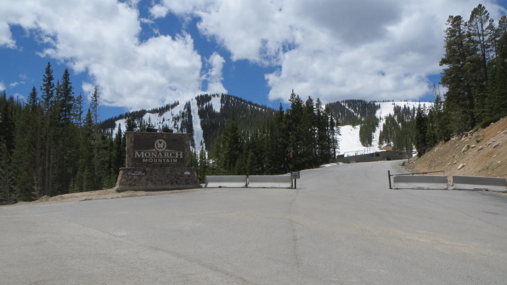 Trotz Schnee hatte das Skigebiet auf dem Monarch Mountain leider schon geschlossen