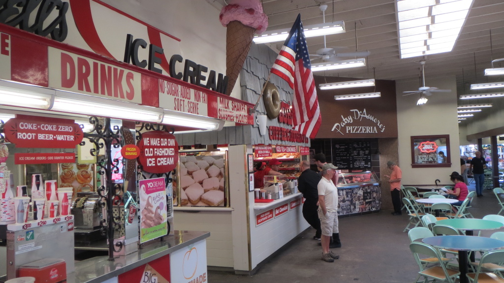 Zweites Frühstück auf dem Farmes Market am Grove