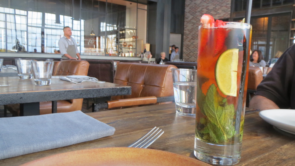 Pimms im schicken italienischen Restaurant im Arts Distrikt