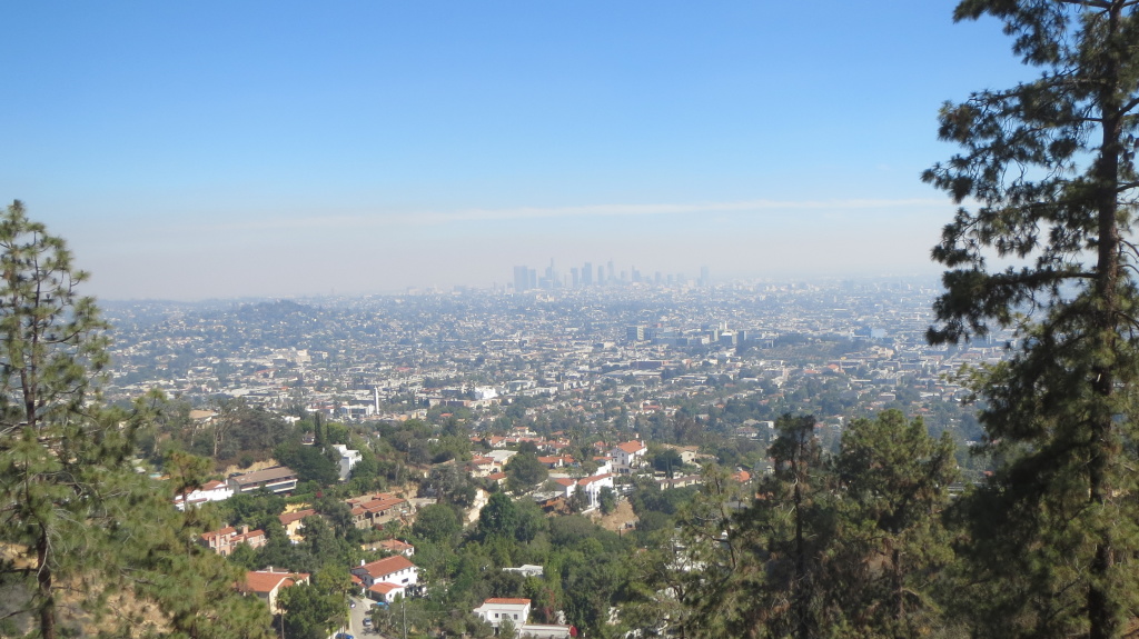 Ausblick über die Downtown L.A., deren Skyline im Smog verschwindet