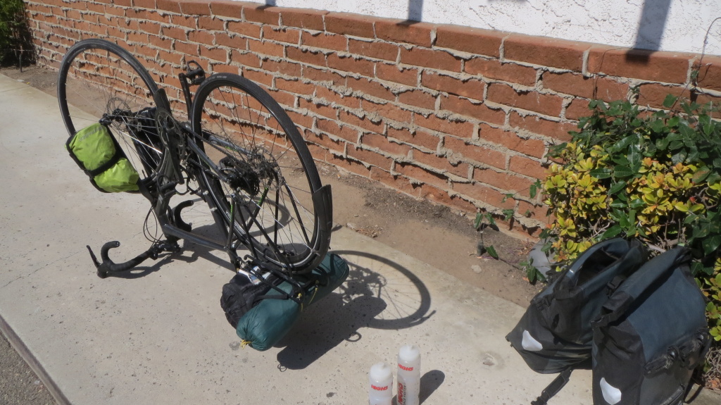 Schlauchwechsel, der zweite: Zum Glück gab es in Oxnard einen noch geöffneten Fahrradladen