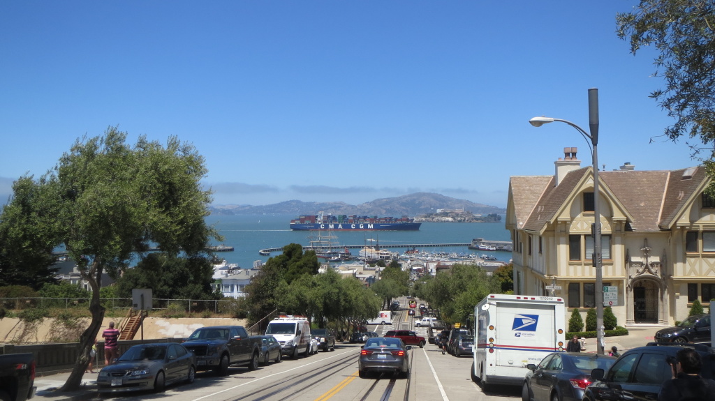 San Francisco auf einem Blick: Bay mit Containerschiff, steile Straße und unten sogar ein Cable Car