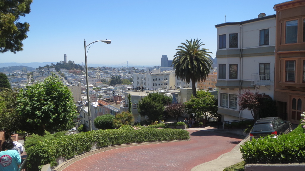 Die berühmte Lombard Street, die so steil ist, dass sie auf einem Abschnitt nur über Serpentinen bergab führt