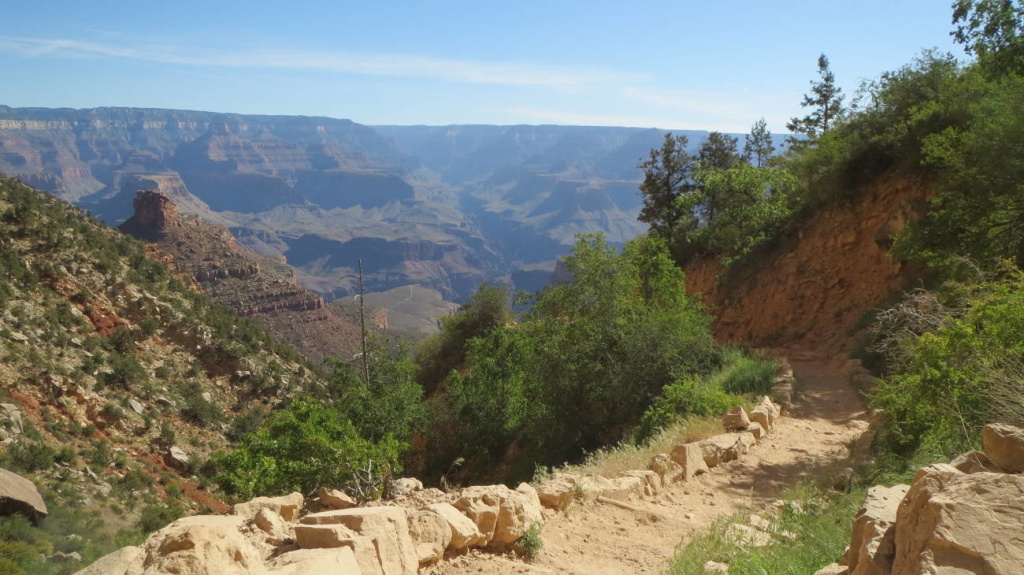Mit jedem Meter abwärts wandert man Millionen Jahre in der Geschichte zurück. Der Bright Angel Trail endet da unten an der Klippe - nach fast zehn Kilometern Wanderung