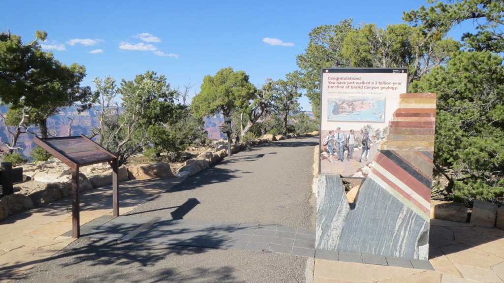 Am Ende des Trail of Time, an dem man alle Schichten des Grand Canyon auch einmal in der horizontalen abgehen kann