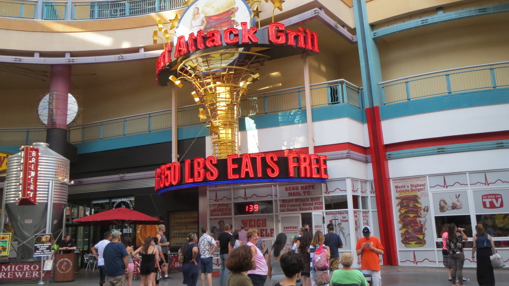 Beim "Heart Attack Grill" gibt es angeblich den kalorienreichsten Burger der Welt - und wenn man über 350 Pfund (159 kg) wiegt, kriegt man sein Essen sogar kostenlos