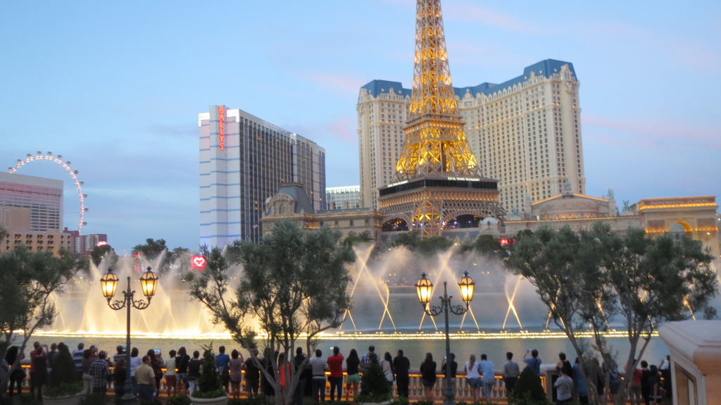 Vor dem Bellagio finden ständig aufwendig inszenierte Wassershows zu unterschiedlichen Musikstücken statt