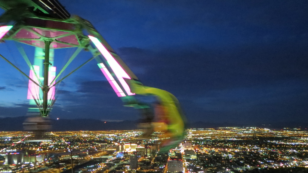 Für besonders mutige (und spendable) Touristen gab es auf dem Tower auch mehrere Möglichkeiten für einen Adrenalin-Kick, unter anderem dieses Karussel