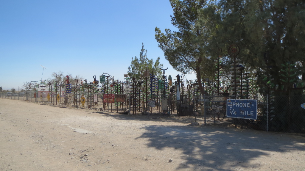 Die "Bottle Tree Ranch" war eine Art Kunstwerk für sich. Das wirklich Kuriose: Ein Paderborner Kennzeichen am Eingangstor (sieht man, wenn man das Bild vergrößert)