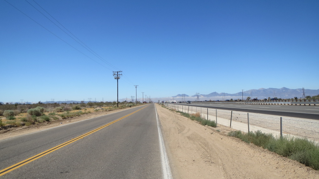 Die ersten 30 Kilometer folgte ich einer Parallelstraße der I-15 - leider wieder geplagt von Gegenwind