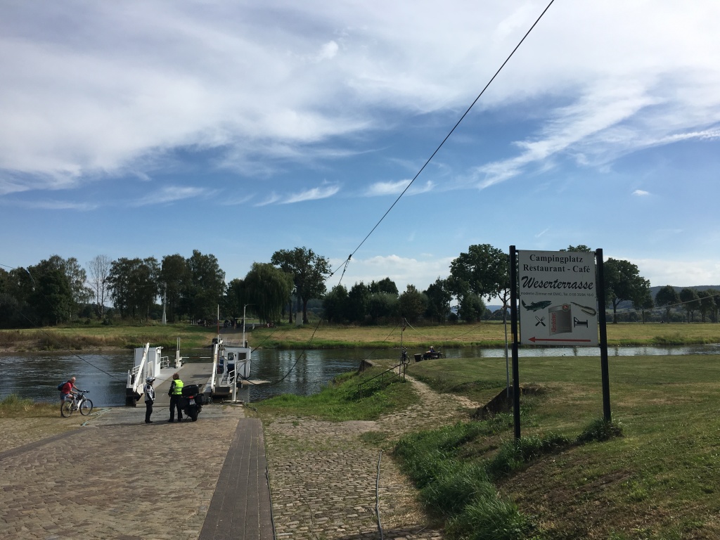 Biker-Treff auf beiden Ufern der Weser - aber kein Fährverkehr